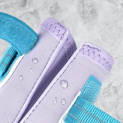 vue de pres des attaches des bottes secure bleu pale pour chien