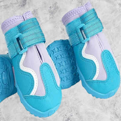 Vue de proche des bottes secure bleu pale pour chien