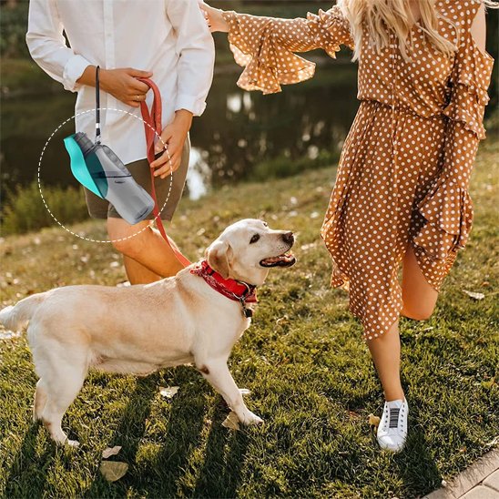 Gourde pour chien​ produit couple au parc avec leur chien heureux